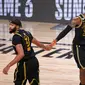 Pemain Los Angeles, LA Lakers, Anthony Davis (3) and LeBron James (23), saat laga melawan Miami Heat di Lake Buena Vista, Fla, Sabtu (3/102/2020) pagi WIB. (AP Photo/Mark J. Terrill)