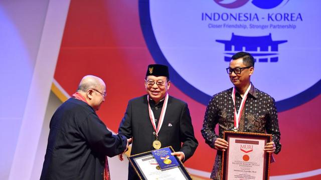 Museum Rekor Dunia Indonesia (MURI) memberikan penghargaan kepada KBRI Seoul atas kesuksesan penyelenggaraan Festivasl Indonesia tahun 2023 (KBRI Seoul).