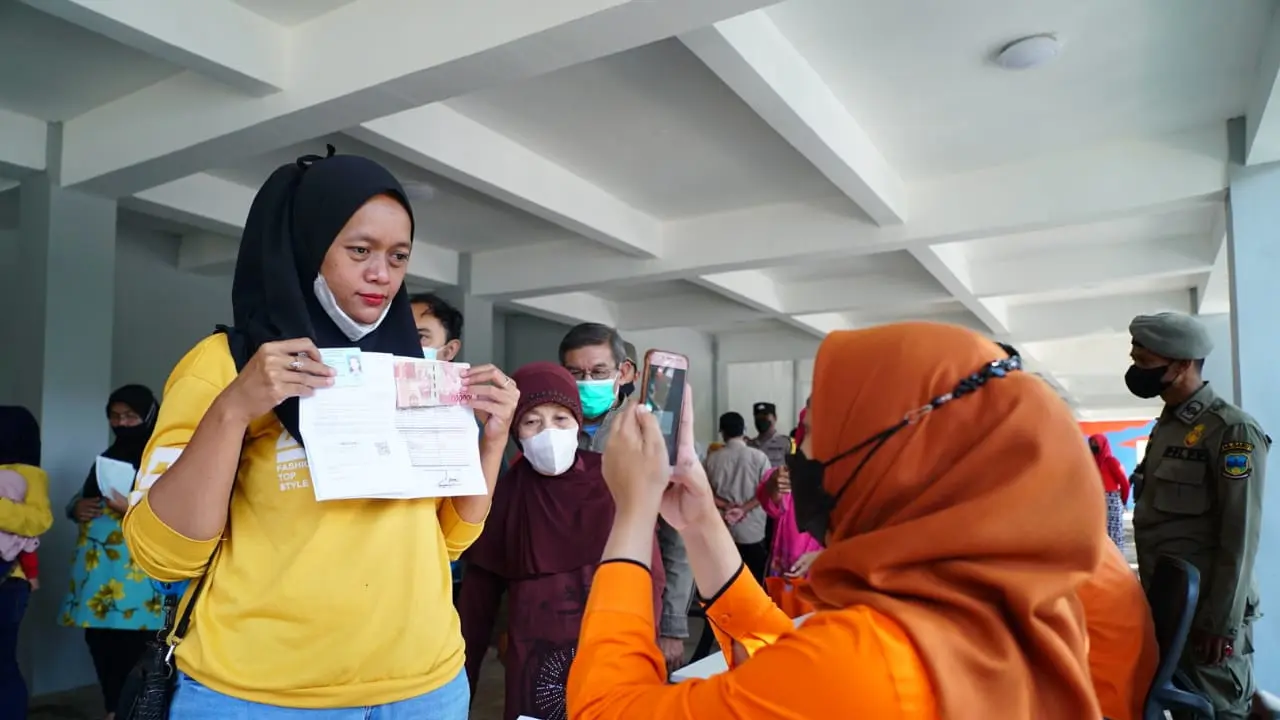 Sejumlah KPM tengah mengantri menunggu giliran pembagian suntikan BLT Minyak Goreng Rp 500 ribu bagi 234 ribu lebih PKM warga Garut.
