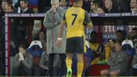 Manajer Arsenal Arsene Wenger mendampingi timnya saat kalah 0-3 dari Crystal Palace dalam lanjutan Liga Inggris di Selhurst Park, London, Selasa (11/4/2017) dinihari WIB. (AP Photo/Tim Ireland)