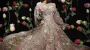 Gaun tulle tersebut tampilkan korset dan lengan terumpet dengan rok lebar. Detail bordir bunga berantai di setiap sudut bikin Felicya terlihat lebih anggun [@fdphotography90]