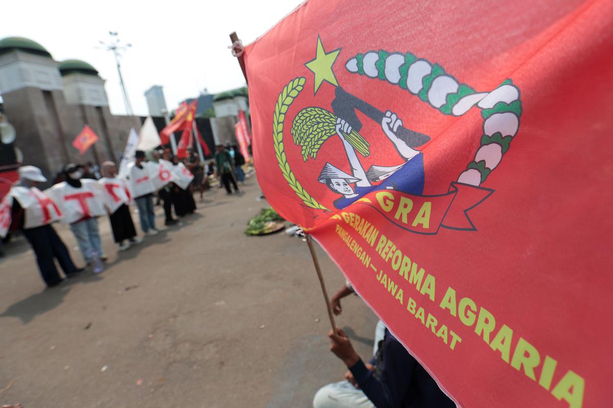 Petani Bawa Hasil Kebun Gelar Aksi di Depan DPR