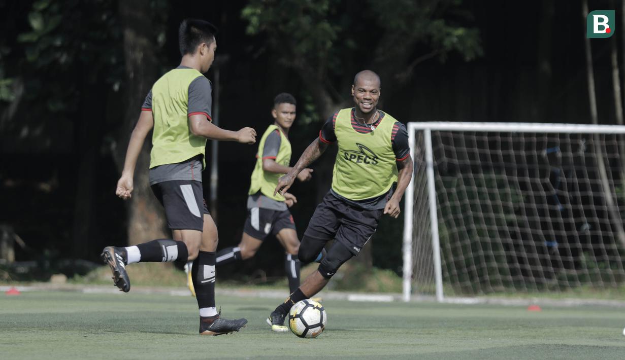 Striker Persipura Jayapura, Hilton Moreira, saat latihan jelang laga Liga 1 Indonesia di Lapangan Pertamina, Simprug, Jakarta, Rabu (23/5/2018). Persipura akan berhadapan dengan Persija Jakarta. (Bola.com/M Iqbal Ichsan)