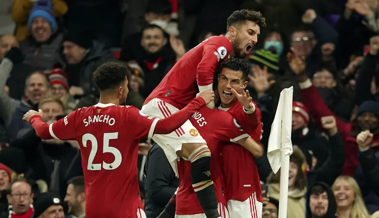 Manchester United berbalik unggul di awal babak kedua. Pada menit ke-52 Cristiano Ronaldo mencetak gol kedua Setan Merah usai memaksimalkan umpan yang dilepaskan Marcus Rashford. (AP/Dave Thompson)