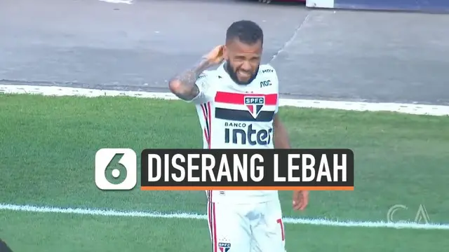 Semuanya bermula saat Dani Alves yang kini berkostum Sao Paulo hendak mengambil tendangan penjuru pada laga melawan Fortaleza, Minggu lalu. Tiba-tiba Alves berteriak kesakitan sembari memegangi bagian tengkuknya yang disengat lebah.