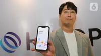 CEO HITOP Seunghyun Jung menunjukkan aplikasi HITOP sebuah Platform poin berhadiah yang berbasis Blockchain di Jakarta, (8/7/2022). (Liputan6.com)