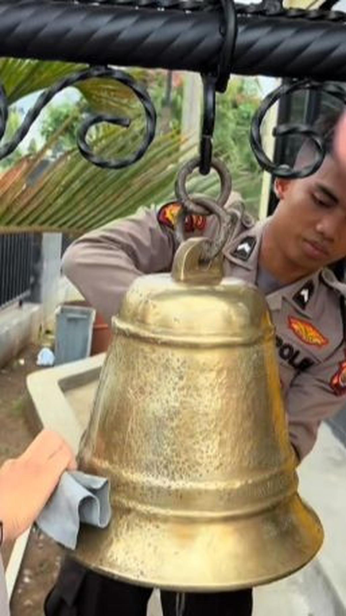 Dengan dilaksanakannya pemukulan lonceng, dapat memberikan tanda bahwa masih terciptanya rasa aman di lingkungan sekitar kantor kepolisian.