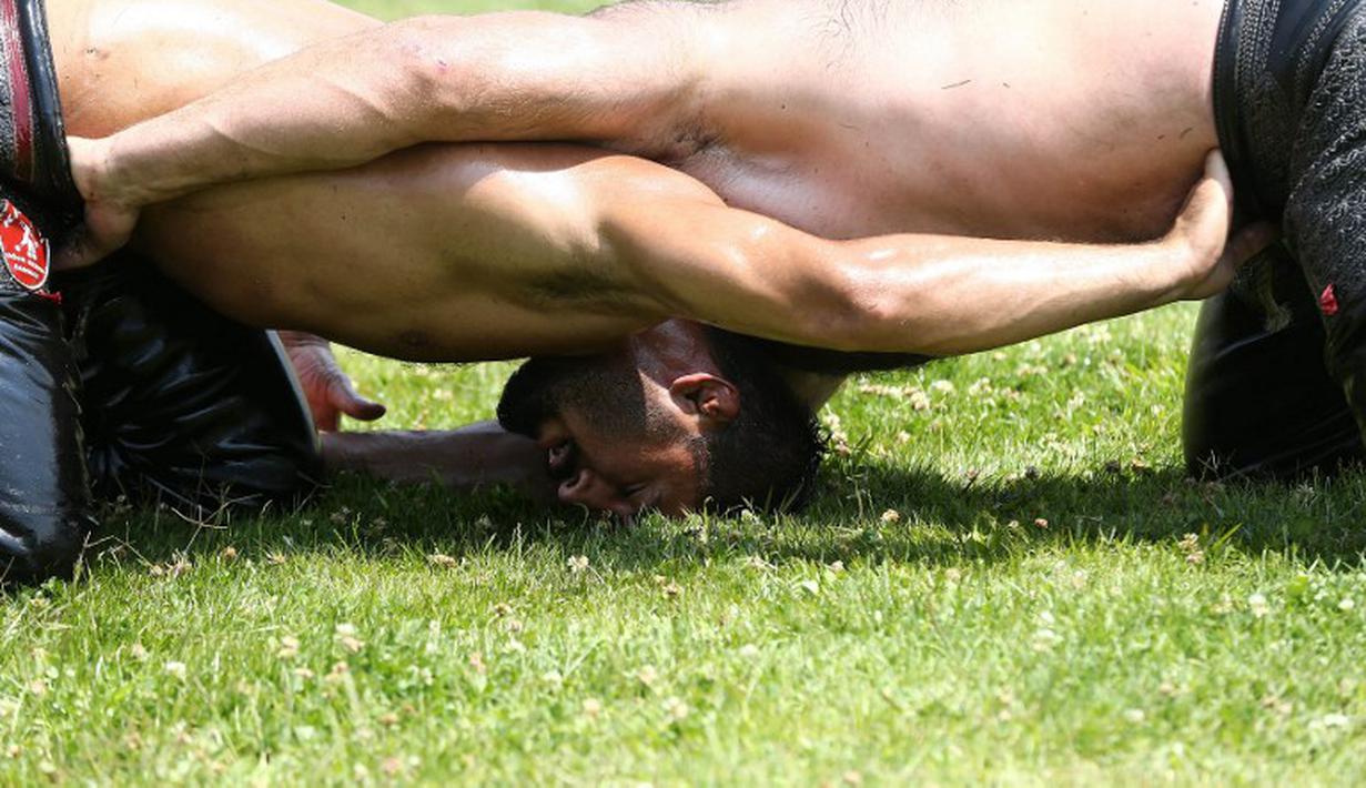 Saling merangkul dan mengunci menjadi andalan mengalahkan lawan. (AFP Photo/Adem Altan)