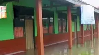 Banjir luapan Sungai Citarum merendam kawasan Baleendah. Sementara itu, warga hanya mengandalkan seutas tali untuk menyebrangi sungai.