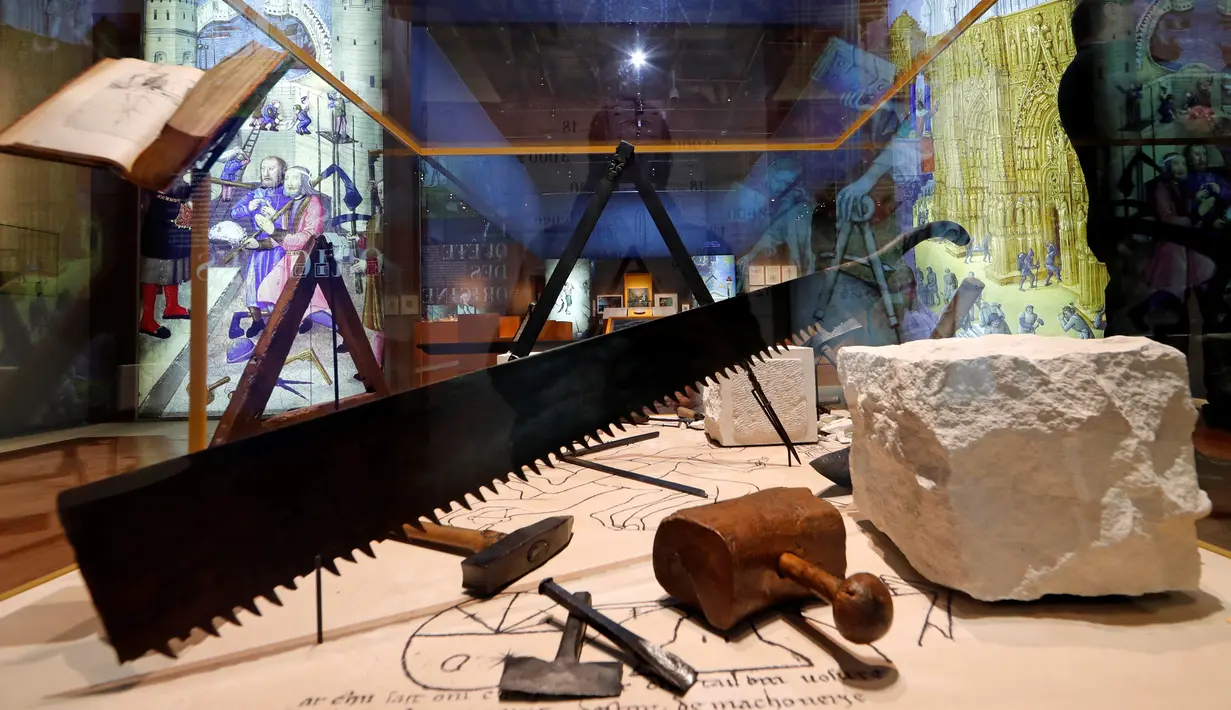 Alat atau simbol Freemasonry terlihat di pameran "La franc-maconnerie" (Freemasonry) di Paris,Perancis (11/4).Organisasi juga pernah dikaitkan oleh beberpa peristiwa besar yang terjadi di dunia seperti kematian JF Kennedy .  (REUTERS / Benoit Tessier)