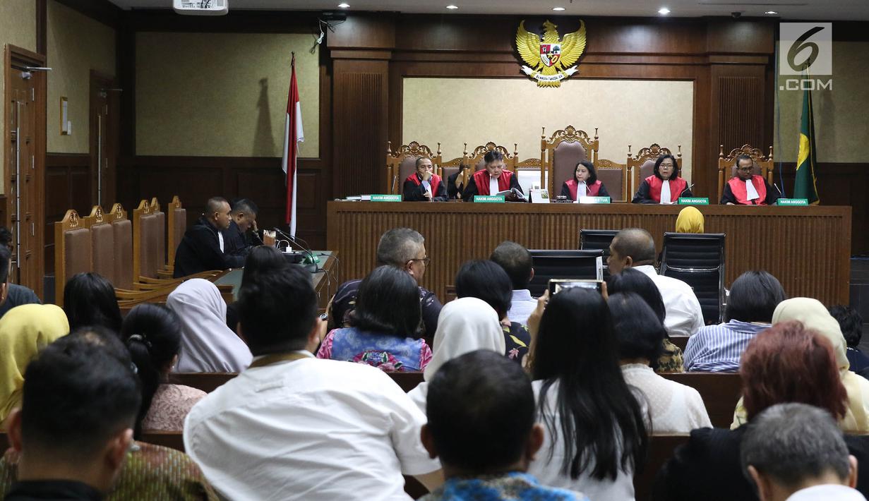 Mantan Dirut Pertamina Karen Agustiawan saat menjalani sidang vonis di Pengadilan Tipikor, Jakarta, Senin (10/6/2019). Karen Agustiawan dinyatakan bersalah terkait investasi Pertamina yang merugikan keuangan negara senilai Rp 568,066 miliar. (Liputan6.com/Herman Zakharia)