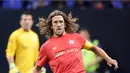 Pemain Spanyol Carlos Puyol berusaha mengontrol bola saat bertanding melawan Prancis pada pertandingan semifinal Star Sixes di O2 Arena di London (16/7). turnamen ini juga dijuluki "Piala Dunia kecil" atau "Piala Dunia mini". (AFP Photo/Olly Greenwood)