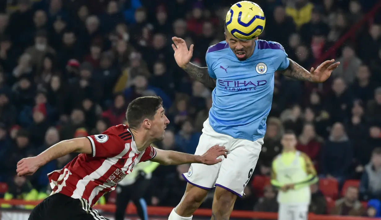 Pemain Sheffield United, Chris Basham berebut bola dengan striker Manchester City, Gabriel Jesus pada pekan ke-24 Liga Inggris di Bramall Lane, Selasa (21/1/2020). Man City berhasil membawa pulang kemenangan saat berkunjung ke markas Sheffield United dengan skor tipis 1-0. (AP/Rui Vieira)