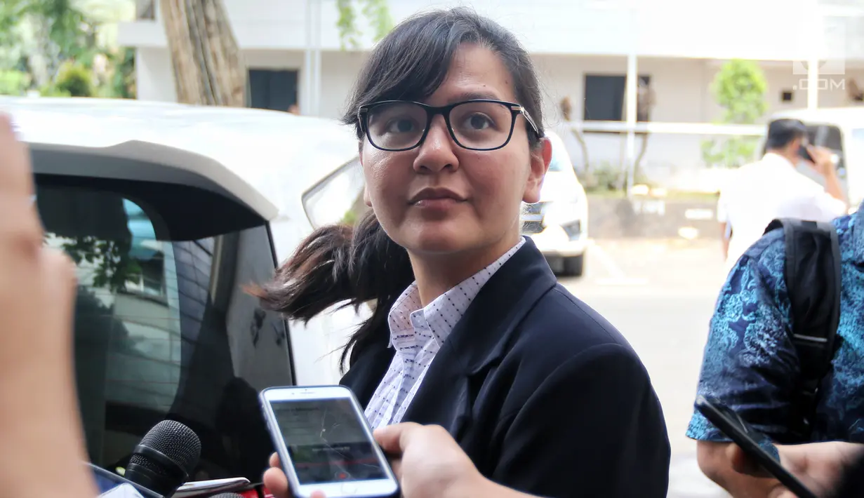 Sekjen PSSI Ratu Tisha usai menemani Plt Ketum PSSI, Joko Driyono memenuhi panggilan Satgas Anti-Mafia Bola di Polda Metro Jaya, Kamis (24/1). Ratu Tisha menyatakan kehadiran Joko adalah komitmen PSSI memberantas mafia sepakbola (Liputan6.com/Johan Tallo)