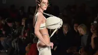 Namilia menampilkan berbagai koleksi busana yang terinspirasi dari vagina di panggung New York Fashion Week, penasaran? Sumber foto: breitbart.com.