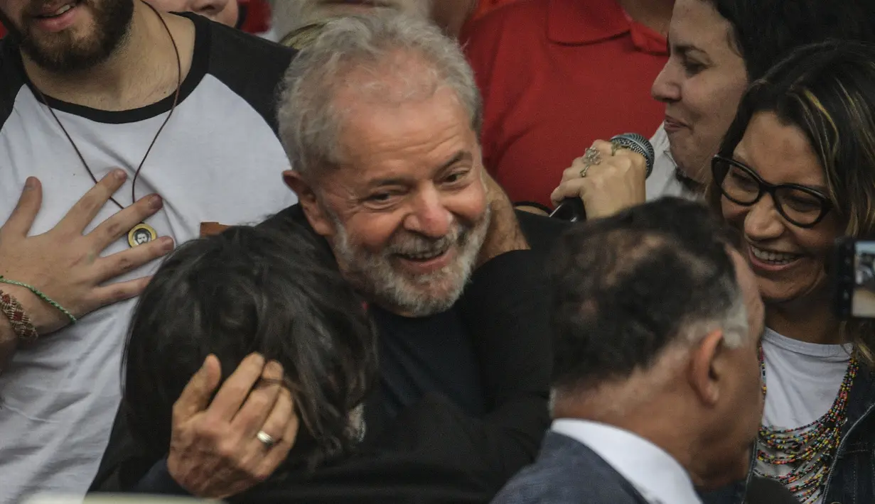 Mantan Presiden Brasil Luiz Inacio Lula da Silva tersenyum setelah dibebaskan di Curitiba, Brasil, (8/11/2019). Seorang hakim memerintahkan pembebasannya setelah putusan Mahkamah Agung bahwa terdakwa hanya boleh dipenjara jika mereka telah kehabisan opsi banding mereka. (AFP Photo/Carl De Souza)