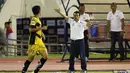 Pelatih Mitra Kukar, Jafri Sastra (2kanan) memberikan Instruksi kepada para pemainnya Pada laga Piala Jenderal Sudirman grup D di Stadion Manahan, Solo, Sabtu (12/12/2015). (Bola.com/Nicklas Hanoatubun)