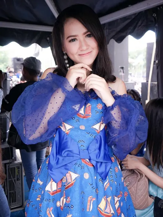Selain tampil cetar dan memesona di atas panggung, Happy Asmara juga memilih riasan wajah yang cantik. Kali ini ia tampil dengan dress berwarna biru yang dipadukan dengan makeup flawless. Pesona cantiknya pun semakin terpancar. (Liputan6.com/IG/@happy_asmara77)