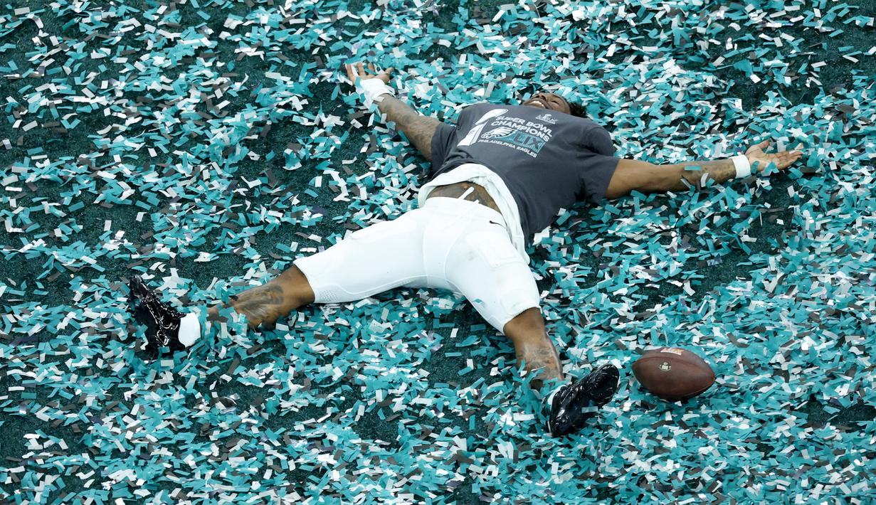 Pemain Philadelphia Eagles, C.J. Gardner-Johnson merayakan kemenangan atas Kansas City dalam laga final yang berlangsung di Caesars Superdome, New Orleans, Louisiana, Senin (10/02/2025). (AFP/Patrick Smith)