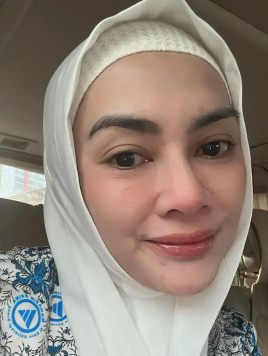 Melalui akun instagramnya, artis berdarah Sunda dan Minang itu meminta doa untuk menjalankan ibadah di umrah. "Assalaamualaikum.. Bismillahirrahmanirrahim... Hari ini aku mau berangkat umroh. Minta doanya ya .. supaya selamat sampai tujuan, dimudahkan dan jg dilancarkan ibadahnya disana. Aamiin aamiin YRA Mohon maaf lahir dan bathin," tulis masayuanastasia. [Instagram/masayuanastasia]