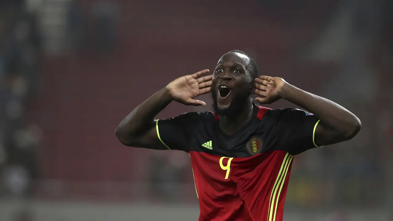 Striker Timnas Belgia, Romelu Lukaku, merayakan gol ke gawang Yunani pada laga Grup H kualifikasi Piala Dunia 2018 di Stadion Georgios Karaiskakis, Piraeus, Senin (4/9/2017) dini hari WIB. Belgia menang 2-1. (AP/Yorgos Karahalis)