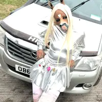 DJ HorsegiirL tampil mengejutkan dengan penampilannya. Ia berhasil mengubah dirinya menjadi seeokor kuda dengan gaya fashion yang fantastis. [Foto: Instagram/ horsegiirl420]