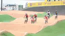 Pembalap BMX putri Indonesia, Amellya Nur Sifa (tengah) bersaing dengan pembalap China, Gu Quan-quan (kiri) dan pembalap Indonesia lainnya, Jasmine Azzahra Setyobudi (kanan/9) pada lomba balap sepeda nomor BMX putri Asian Games 2022 di Chun'an Jieshou Sports Centre BMX Course, Minggu (1/10/2023) pagi WIB. (PB ISSI/Nick Hanoatubun)