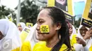 Seorang remaja mengenakan stiker di pipi saat sosialisasi bahaya rokok di Bundaran HI, Jakarta, Minggu (5/6). Aksi itu bertujuan menuntut pemerintah untuk mengabarkan kebenaran yang lebih luas bahwa rokok itu sangat berbahaya. (Liputan6.com/Faizal Fanani)