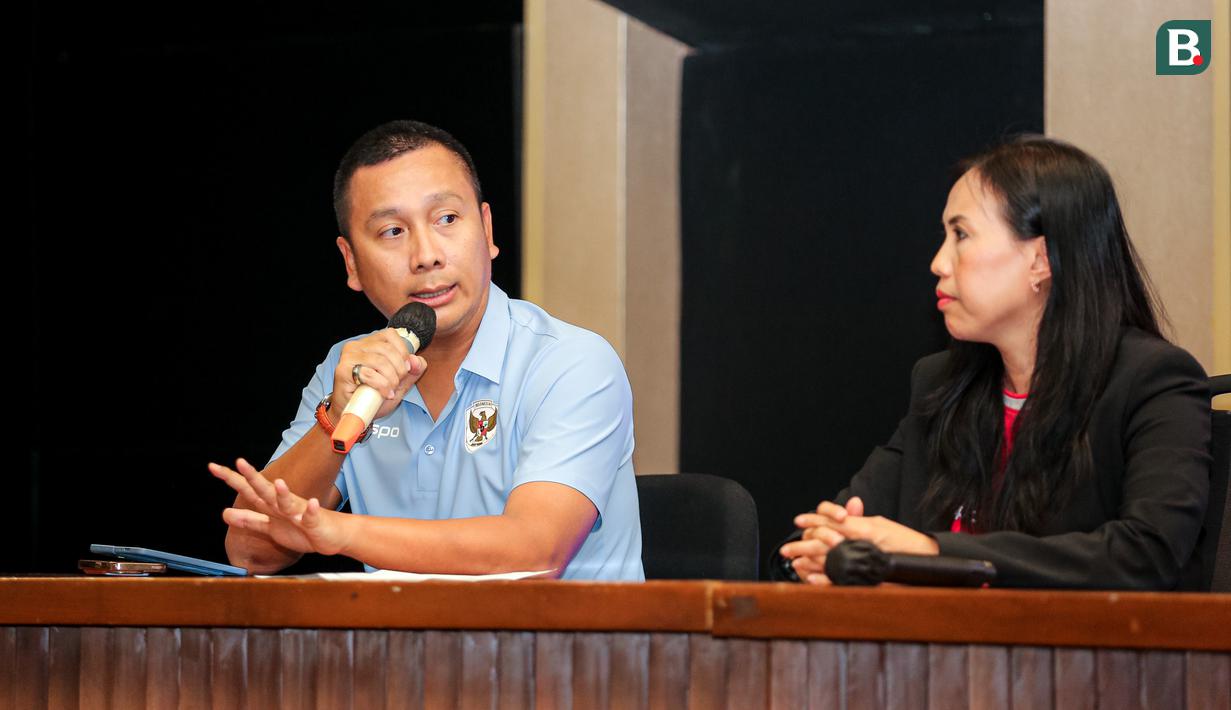 Manajer Timnas Indonesia Putri, Galih Dimuntur Kartasasmita (kiri) memberikan keterangan di samping Exco PSSI Vivin Cahyani saat konferensi pers mengenai perkembangan Timnas Indonesia Putri yang berlangsung di Stadion Utama Gelora Bung Karno (SUGBK), Senayan, Jakarta, Sabtu (21/09/2024). (Bola.com/Bagaskara Lazuardi)