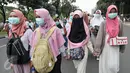 Sejumlah demonstran perempuan mengikuti aksi damai sambil berjalan kaki di Jalan Medan Merdeka Selatan, Jakarta, Jumat (4/11). Ratusan ribu massa aksi damai melakukan aksi menuntut penegakan hukum kasus dugaan penistaan agama. (Liputan6.com/Yoppy Renato)