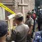 Petugas Satpol PP Kabupaten menghentikan dan menyegel pembangunan masjid milik warga Ahmadiyah di Kampung Nyalindung atas perintah Bupati Garut Rudy Gunawan. (Liputan6.com/Dok)