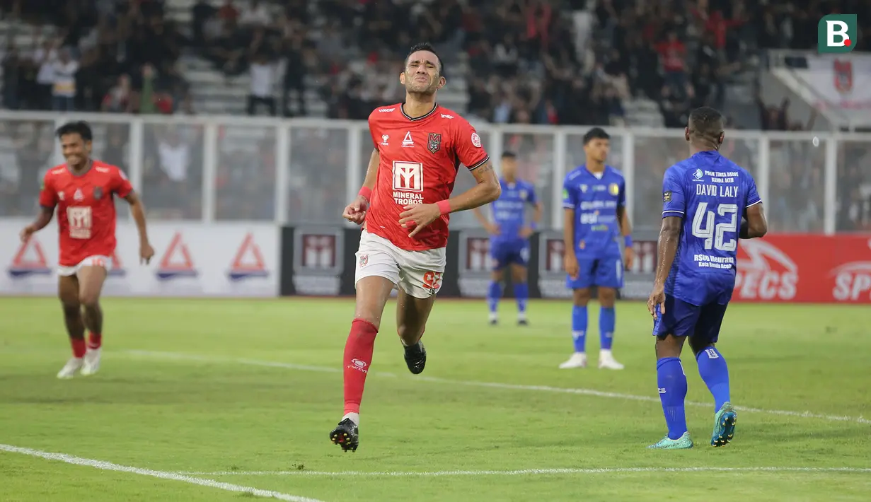 <p>Selebrasi pemain Malut United, Jose Wilkson setelah mencetak gol ketiga timnnya ke gawang Persiraja Banda Aceh pada laga leg kedua perebutan tempat ketiga Pegadaian Liga 2 2023/2024 atau playoff promosi Liga 1 2024/2025 di Stadion Madya, Senayan, Jakarta, Sabtu (9/3/2024). (Bola.com/Abdul Aziz)</p>