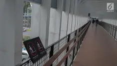 Suasana JPO di Jalan Sudirman, Jakarta, Rabu (28/8/2019). Pemprov DKI Jakarta akan membangun 15 jembatan penyeberangan orang (JPO) berkonsep modern atau futuristik pada 2020. Tujuannya untuk memfasilitasi pejalan kaki agar nyaman mengakses transportasi publik. (Liputan6.com/Faizal Fanani)