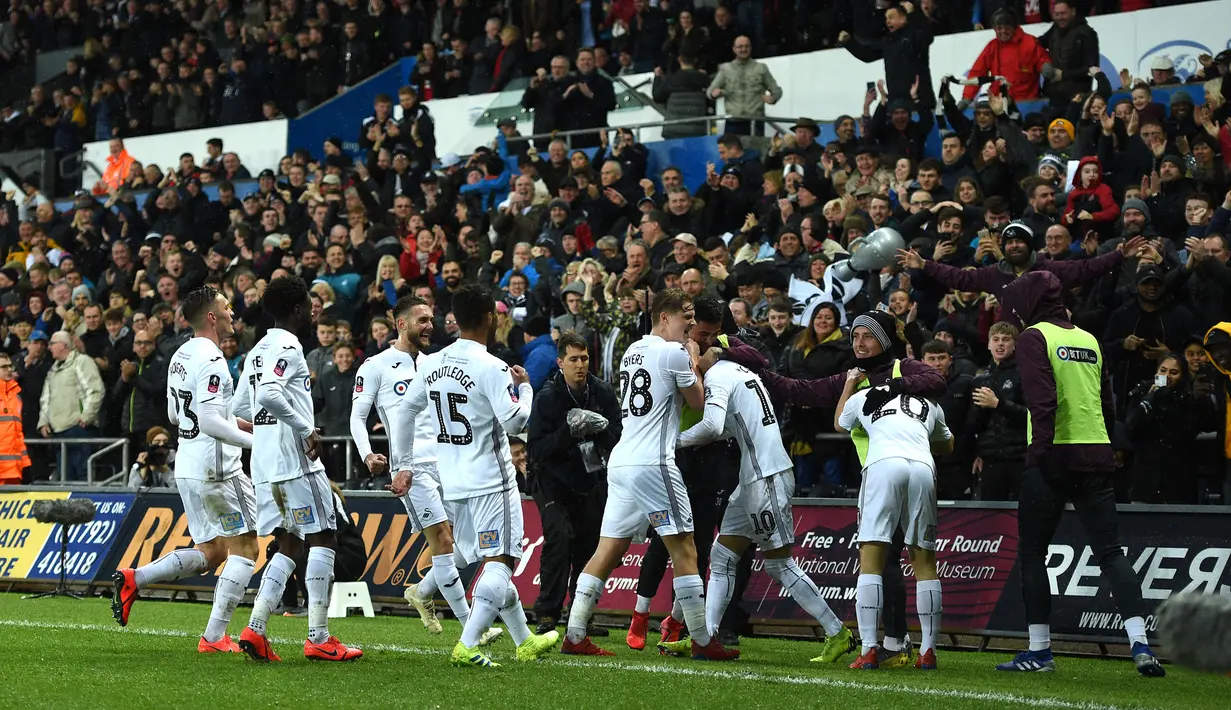 Swansea City. Klub profesional Wales ini sebelumnya bernama Swansea Town saat didirikan pada 1912 dan akhirnya berubah nama menjadi Swansea City pada 1908 dan menjadi salah satu klub terkuat di Wales. Swansea City mulai bergabung dengan sepak bola Inggris pada 1920 dan bermain di Football League Third Division. Di Premier league, Swansea total bermain selama 7 musim mulai 2011/2012 hingga 2017/2018. (AFP/Oli Scarff)
