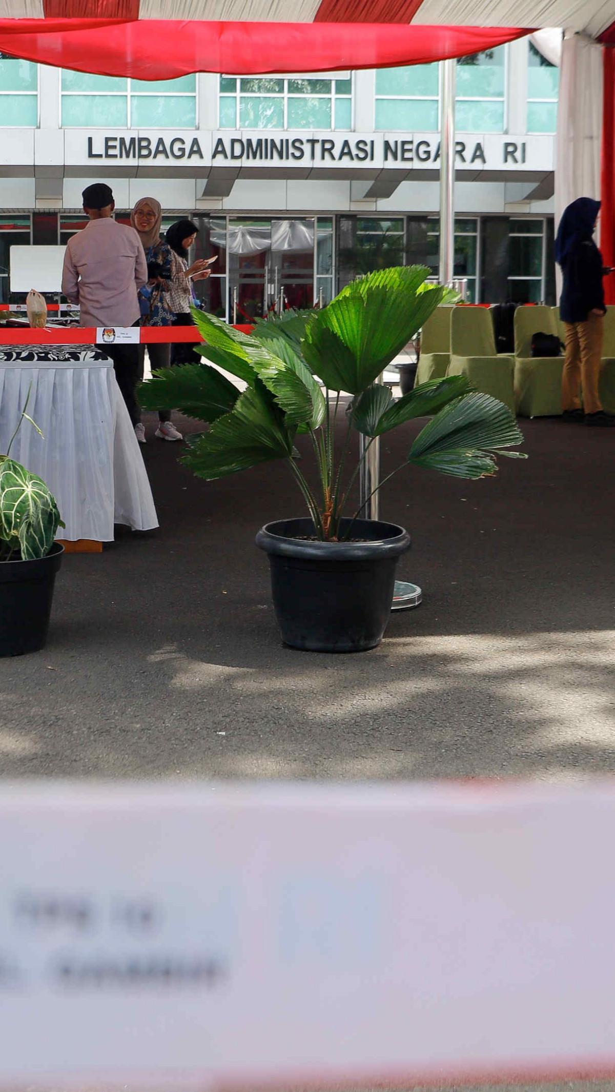 Saat ini di TPS tersebut sedang dilakukan penataan kursi, meja hingga dekorasi untuk persiapan pencoblosan. Foto: liputan6.com / Herman Zakharia