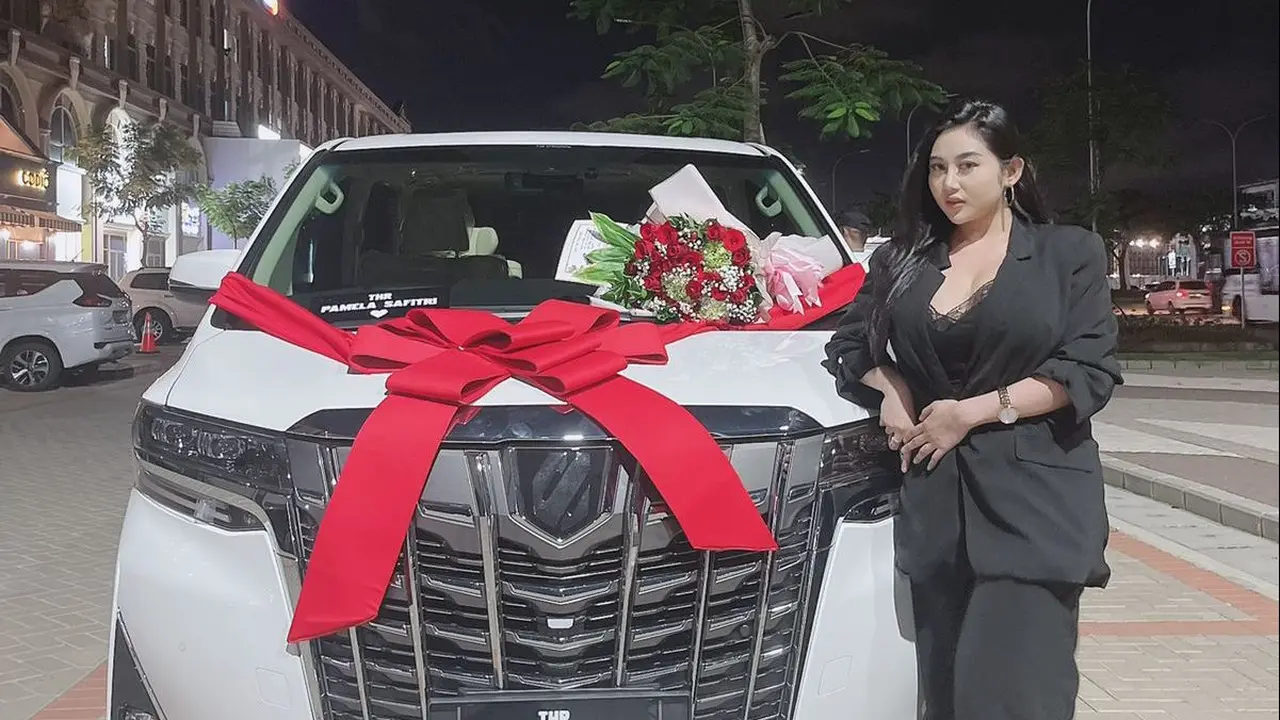 Pamela Safitri dapat THR mobil mewah dari sang kekasih
