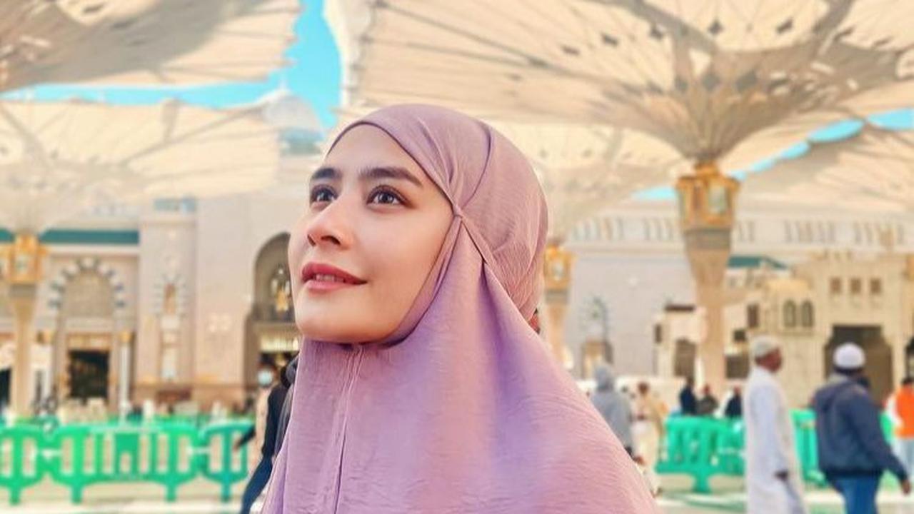Tak banyak yang ditulis oleh Prilly dalam keterangan unggahan. Dia hanya menulis satu kata 'Madinah'.