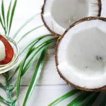 Ilustrasi minyak kelapa. (dok. Unsplash/Towfiqu barbhuiya)