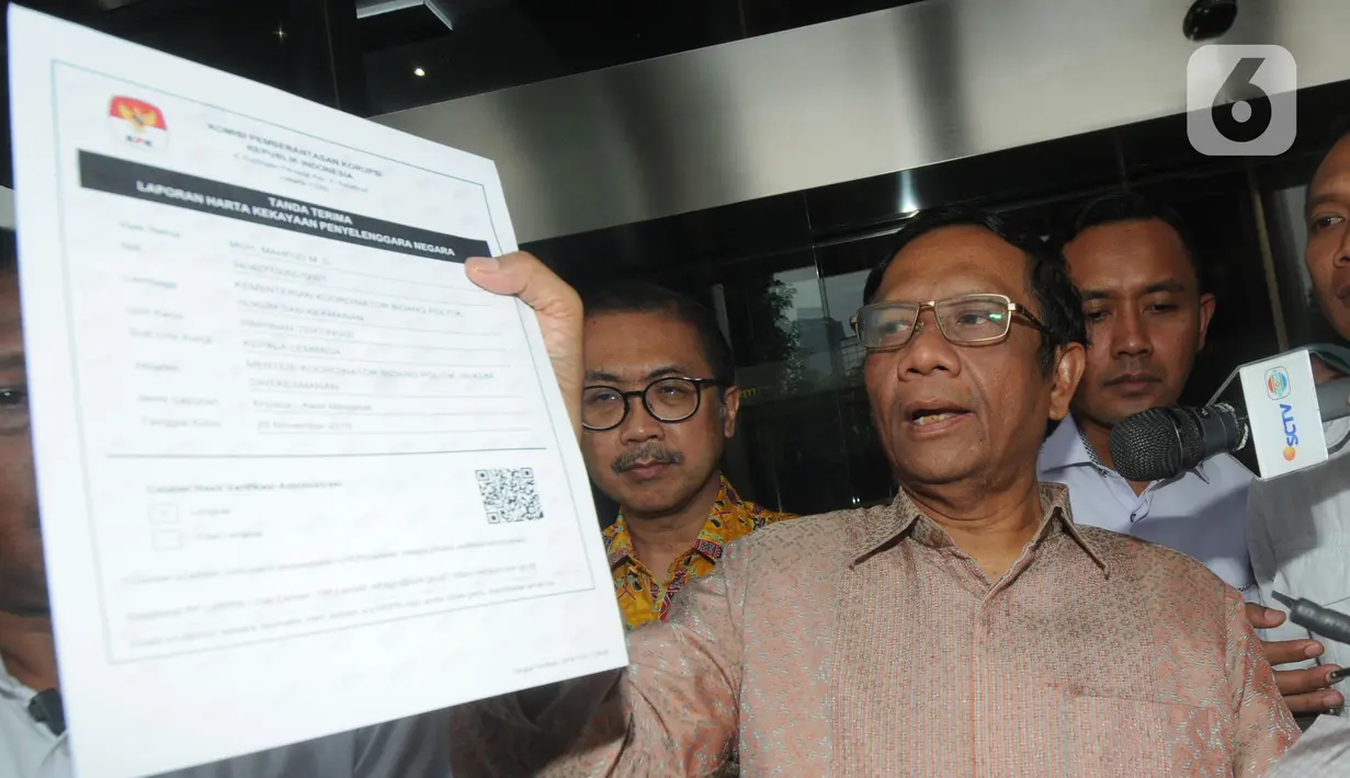 Menko Polhukam, Mahfud Md menunjukkan tanda terima Laporan Harta Kekayaan Penyelenggara Negara (LHKPN) di Gedung KPK, Jakarta, Senin (2/12/2019). Diberitakan sebelumnya, KPK mengimbau para menteri untuk melaporkan kekayaan mereka ke KPK. (merdeka.com/Dwi Narwoko)