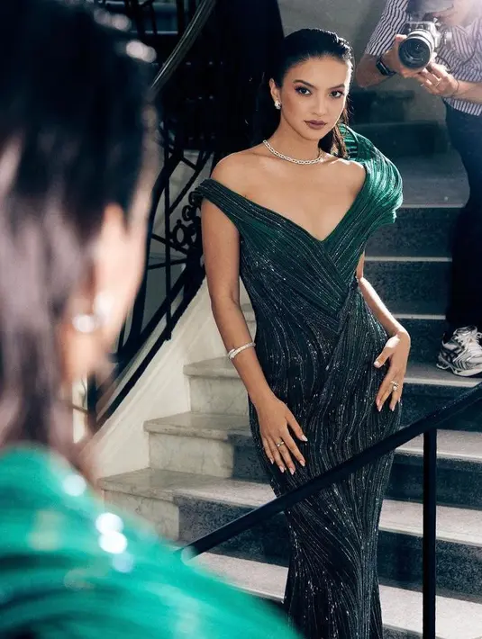 Gaun ini memiliki detail potongan rendah dan memeluk tubuh yang memamerkan tubuh proporsional Raline Shah. (Instagram/gauraguptaofficial).