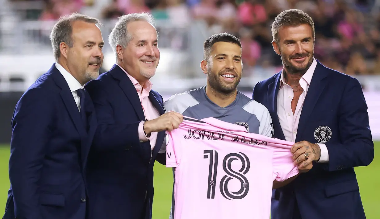 Pemain baru Inter Miami, Jordi Alba (tengah kanan) berfoto bersama dengan para pemilik klub Inter Miami, Jose Mas (kiri), Jorge Mas (tengah kiri), dan David Beckham sebelum 32 besar piala liga 2023 melawan Orlando City di DRV PNK Stadium, Florida, Amerika Serikat, Rabu (02/08/2023) waktu setempat. (AFP/Getty Images/Hector Vivas)