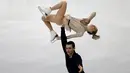Pasangan atlet Figure Skating Amerika Serikat, Alexa Scimeca Knierim dan Chris Knierim mencoba menampilkan keindahannya dalam menari di atas seluncur es pada Figure Skating World Championships di Assago, dekat Milan, Rabu (21/3). (AP Photo/Luca Bruno)