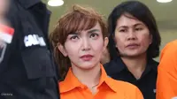 Roro Fitria pakai baju orange. (Nurwahyunan/Bintang.com)