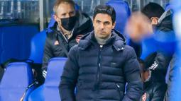 Pelatih Arsenal, Mikel Arteta menyaksikan pemainnya bertanding melawan Molde pada pertandingan Grup B Liga Europa di Stadion Aker di Molde, Norwegia, Kamis (26/11/2020). Arsenal menang telak 3-0 atas Molde. (Svein Ove Ekornesvag / NTB via AP)