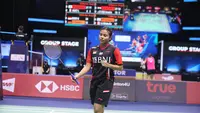 Tungga putri Indonesia Komang Ayu Cahya Dewi mengalahkan&nbsp;Yvonne Li dari Jerman pada pertandingan kedua penyisiahan Grup A Piala Uber 2022 di Impact Arena, Bangkok, Thailand, Selasa (10/5). (foto: PBSI)