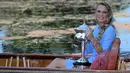 Petenis cantik asal Denmark Caroline Wozniacki berpose bersama piala Australia Terbuka 2018 dalam Daphne Akhurst Memorial Cup di Royal Botanical Gardens di Melbourne, Australia, (28/1). (AP Photo / Dita Alangkara)