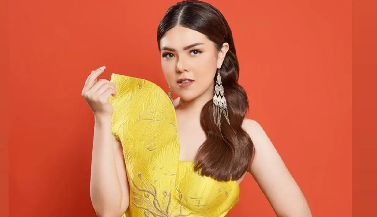 Pemilik nama lengkap Agustina Hermanto juga tampak makin menawan di usia 29 tahun. Kali ini penampilan Tina Toon tampak memesona mengenakan off shoulder dress berwarna kuning. Tatanan rambut digerai di bahu membuat garis leher Tina Toon lebih jenjang dan terlihat lebih ramping. (Liputan6.com/IG/@tinatoon101)