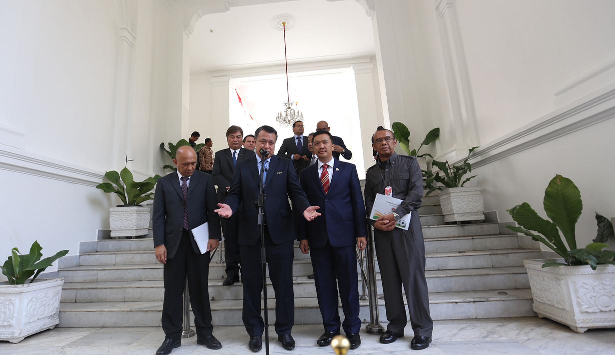 Delegasi FIFA-AFC memberi keterangan pers usai bertemu dengan Pengurus PSSI di Kantor PSSI, Senayan, Jakarta, Senin (2/11/2015). (Bola.com / Nicklas Hanoatubun)