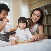 Meskipun balita belum bisa berdiskusi layaknya orang dewasa, cara kita berkomunikasi dengan mereka akan membentuk cara mereka melihat dunia. [Dok/freepik.com/jcomp]