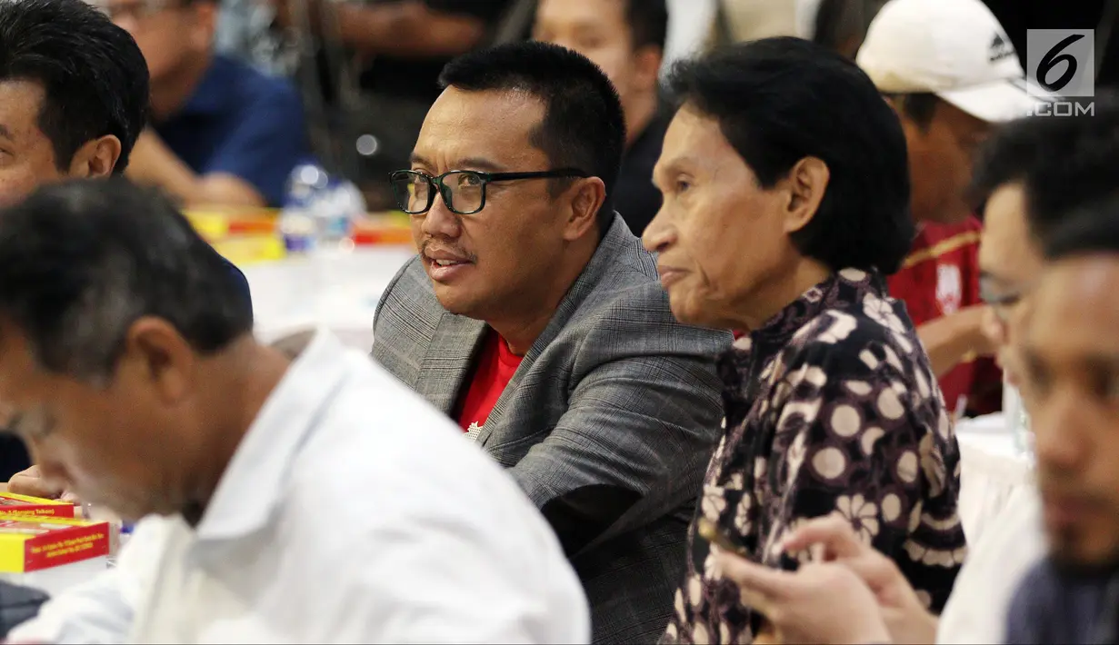 Menpora Imam Nahrawi (tengah) saat Silaturahmi Suporter Sepak Bola 2018 di Kantor Kemenpora, Jakarta, Senin (1/10). Acara tersebut dilakukan untuk membahas perdamaian antarsuporter sepak bola di Indonesia. (Liputan6.com/Johan Tallo)